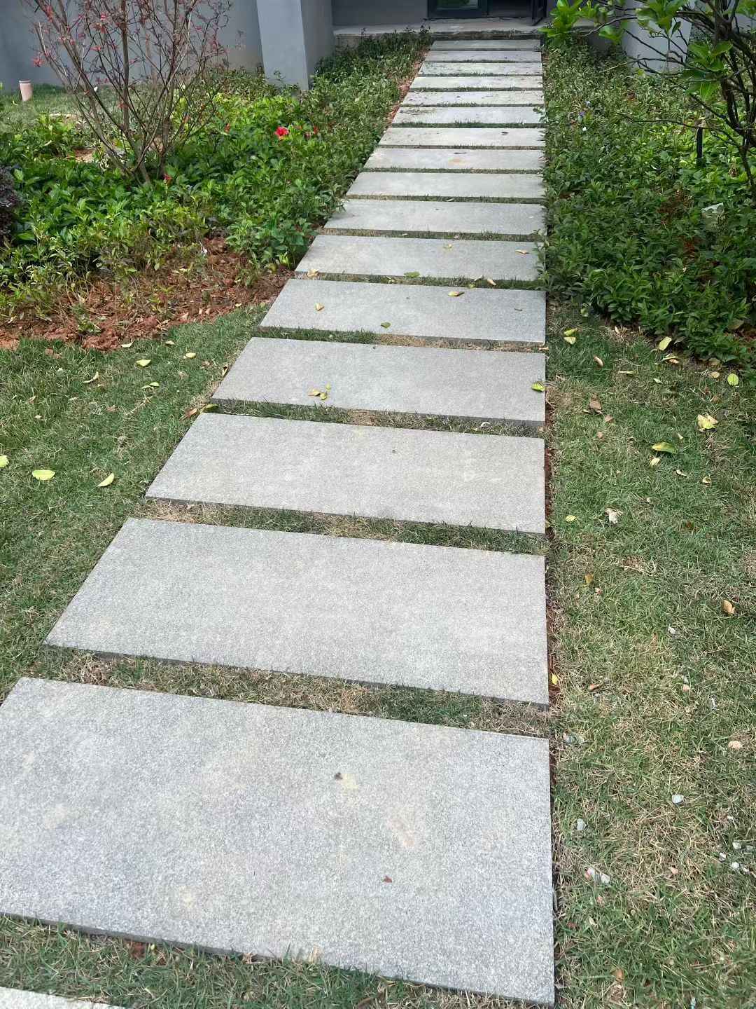 德阳 芝麻黑小区踏步、汀步石铺装效果
